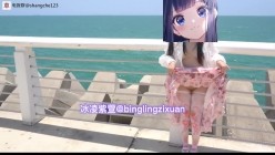 天生娃娃体，推特合法COS美少女【冰凌紫萱】，露出3P乱交骑乘内射 截图16