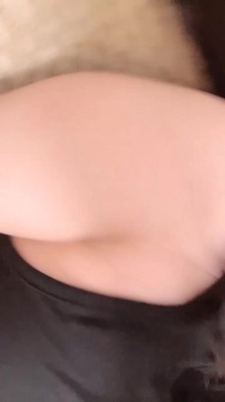 【京鱼儿】19岁童颜巨乳情趣黑丝 跳蛋自慰 爆流白浆 喷水！ 截图7