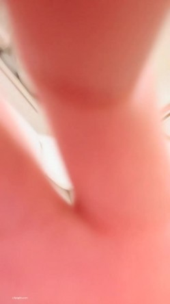 【京鱼儿】19岁童颜巨乳情趣黑丝 跳蛋自慰 爆流白浆 喷水！ 截图11