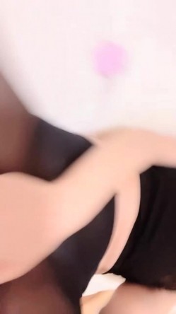 【京鱼儿】19岁童颜巨乳情趣黑丝 跳蛋自慰 爆流白浆 喷水！ 截图14