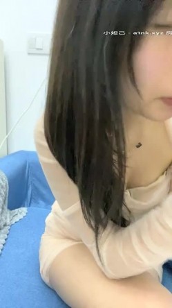 杨葱葱有超能力声音嗲嗲高颜值妹子黄瓜自慰，性感短裙热舞诱惑慢慢脱掉站立黄瓜抽插 截图1