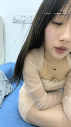 杨葱葱有超能力声音嗲嗲高颜值妹子黄瓜自慰，性感短裙热舞诱惑慢慢脱掉站立黄瓜抽插 截图2