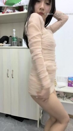 杨葱葱有超能力声音嗲嗲高颜值妹子黄瓜自慰，性感短裙热舞诱惑慢慢脱掉站立黄瓜抽插 截图5