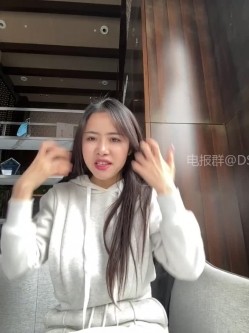 ️逆天户外主播【qingqing-ss】高颜值长腿丝袜、公园、商场餐厅大胆当着路人面裸露自慰 截图2
