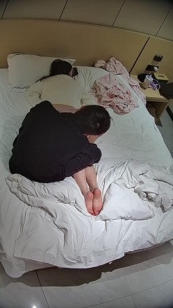 酒店偷拍学霸情侣眼镜学妹帮男友打飞机 被男友扒屁眼研究一番后入口爆嘴里文化人真会玩 截图1