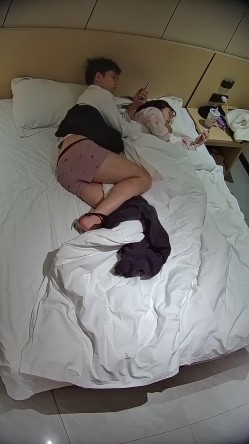 酒店偷拍学霸情侣眼镜学妹帮男友打飞机 被男友扒屁眼研究一番后入口爆嘴里文化人真会玩 截图11