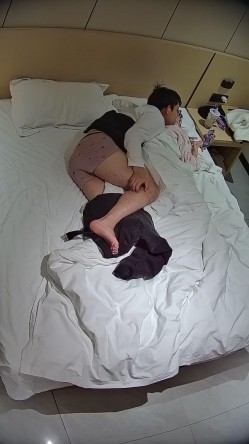 酒店偷拍学霸情侣眼镜学妹帮男友打飞机 被男友扒屁眼研究一番后入口爆嘴里文化人真会玩 截图15
