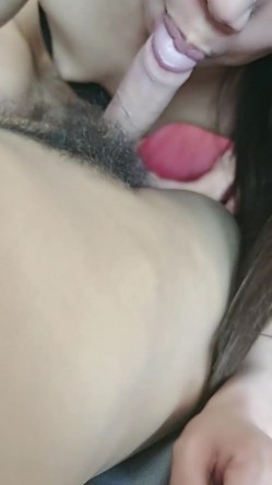 居家小少妇在家跟小哥啪啪，让小哥拿长茄子小黄瓜抽插玩弄骚穴，口交大鸡巴无套抽插，直接内射骚穴给狼友看 截图6