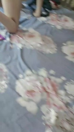 居家小少妇在家跟小哥啪啪，让小哥拿长茄子小黄瓜抽插玩弄骚穴，口交大鸡巴无套抽插，直接内射骚穴给狼友看 截图16