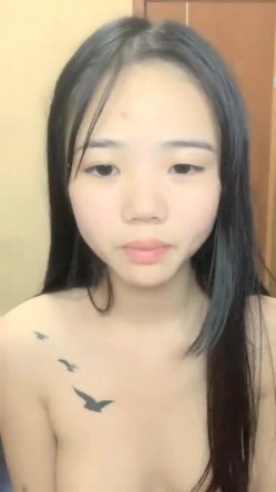 最新全网最纯清纯少女，长发漂亮脸蛋 圆润的双乳 稀疏逼毛 甜美少女被黄毛渣男操 中出 截图11