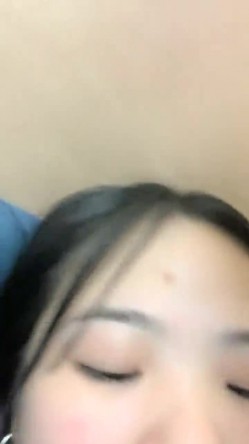 最新全网最纯清纯少女，长发漂亮脸蛋 圆润的双乳 稀疏逼毛 甜美少女被黄毛渣男操 中出 截图13