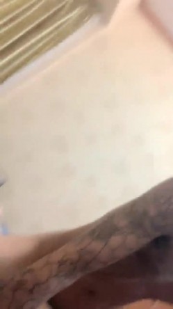 最新全网最纯清纯少女，长发漂亮脸蛋 圆润的双乳 稀疏逼毛 甜美少女被黄毛渣男操 中出 截图14