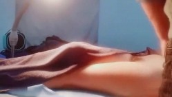 男技师偷拍女客户特殊服务 顶级大白美臀 侧躺精油按摩 金手指扣穴 截图7