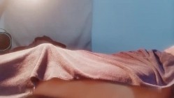男技师偷拍女客户特殊服务 顶级大白美臀 侧躺精油按摩 金手指扣穴 截图8
