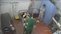 稀有黑客破解医院妇产科监控摄像头完美正面角度高清偷拍几个孕妇 最美年轻孕妇 阴蒂清晰可见 截图4