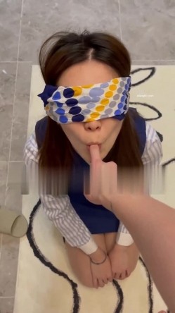 终极反差，穷人女神富人母狗，属性拉满，大神豪宅圈养极品性奴母狗日常调教，舔脚喝尿啪啪各种花样SM羞辱 截图8