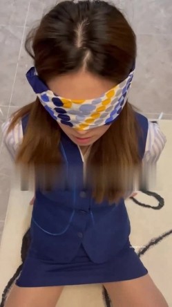 终极反差，穷人女神富人母狗，属性拉满，大神豪宅圈养极品性奴母狗日常调教，舔脚喝尿啪啪各种花样SM羞辱 截图14