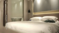 一屌探花_返场昨天的极品大奶妹，舔屌乳交活很不错，大屁股上位骑乘侧入后入快速抽插猛操干爽她 截图5