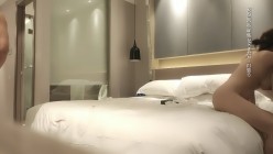 一屌探花_返场昨天的极品大奶妹，舔屌乳交活很不错，大屁股上位骑乘侧入后入快速抽插猛操干爽她 截图13