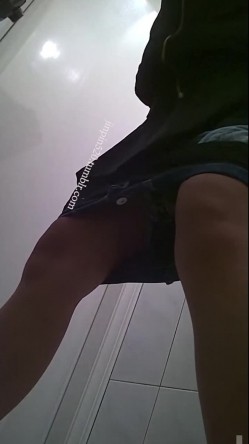 地铁女厕真实偸拍，络绎不绝的年轻小姐姐方便，赏脸赏逼，形态各异 截图9