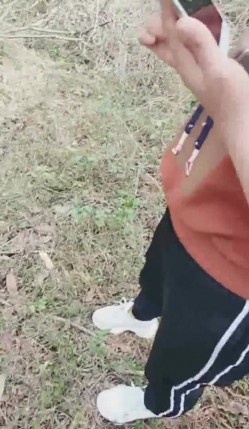 两个农村留守村姑小姐妹户外勾引在果园工作的农民伯伯野战妹妹的 奶子大 够骚对白清晰 截图1
