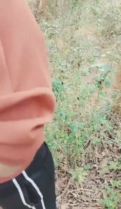 两个农村留守村姑小姐妹户外勾引在果园工作的农民伯伯野战妹妹的 奶子大 够骚对白清晰 截图2