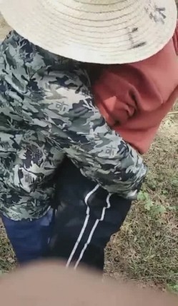 两个农村留守村姑小姐妹户外勾引在果园工作的农民伯伯野战妹妹的 奶子大 够骚对白清晰 截图3