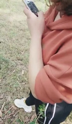 两个农村留守村姑小姐妹户外勾引在果园工作的农民伯伯野战妹妹的 奶子大 够骚对白清晰 截图4