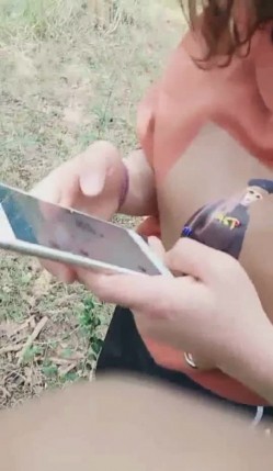 两个农村留守村姑小姐妹户外勾引在果园工作的农民伯伯野战妹妹的 奶子大 够骚对白清晰 截图5