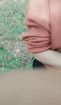 两个农村留守村姑小姐妹户外勾引在果园工作的农民伯伯野战妹妹的 奶子大 够骚对白清晰 截图7