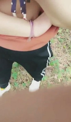 两个农村留守村姑小姐妹户外勾引在果园工作的农民伯伯野战妹妹的 奶子大 够骚对白清晰 截图9