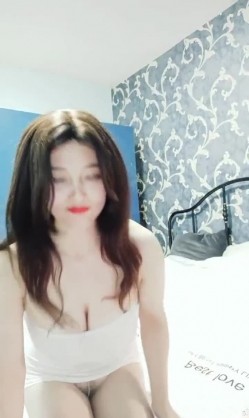 爆乳熟女 小海媚 ，给小处男开苞：‘上次直播间有几个小男孩一直留着，让我给他们破处，我要坐上来咯，宝贝宝贝’，妩媚无极限，榨空你的身体！ 截图2
