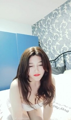 爆乳熟女 小海媚 ，给小处男开苞：‘上次直播间有几个小男孩一直留着，让我给他们破处，我要坐上来咯，宝贝宝贝’，妩媚无极限，榨空你的身体！ 截图3