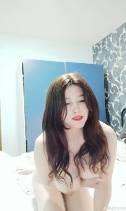 爆乳熟女 小海媚 ，给小处男开苞：‘上次直播间有几个小男孩一直留着，让我给他们破处，我要坐上来咯，宝贝宝贝’，妩媚无极限，榨空你的身体！ 截图7