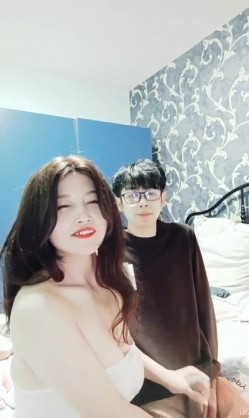 爆乳熟女 小海媚 ，给小处男开苞：‘上次直播间有几个小男孩一直留着，让我给他们破处，我要坐上来咯，宝贝宝贝’，妩媚无极限，榨空你的身体！ 截图10