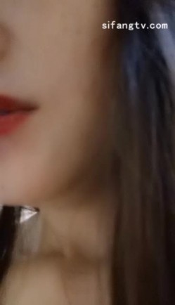 极品淫语骚女神【睿思儿】 骚气满满，啥骚话都说得出口，哥哥舔我奶头喷射淫奶喝，两根手指自慰不够深不够爽，把充气娃娃拿来坐在上面做爱 爽歪歪！ 截图14