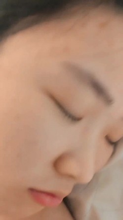 我的母狗妹妹，乖巧听话无毛逼，让小哥骑在脖子上草嘴深喉，压在身下无套插入给小哥舔手指，浪叫呻吟好骚啊 截图4