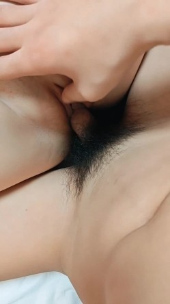 我的母狗妹妹，乖巧听话无毛逼，让小哥骑在脖子上草嘴深喉，压在身下无套插入给小哥舔手指，浪叫呻吟好骚啊 截图10