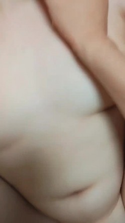 我的母狗妹妹，乖巧听话无毛逼，让小哥骑在脖子上草嘴深喉，压在身下无套插入给小哥舔手指，浪叫呻吟好骚啊 截图12