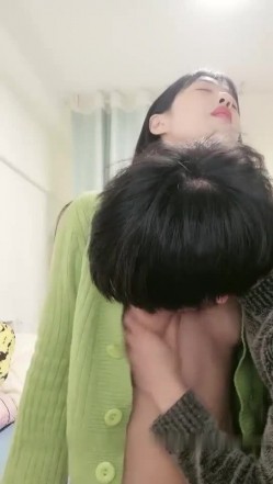苗条绿衣妹子和小男友双人啪啪，后入抽插大屁股呻吟娇喘毛毛浓密特写 截图15