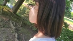fc2ppv-2225938 【無修正】美容クリニックの受付嬢を庭園で野外猥褻・・・密室に連れ込み美肌に包まれた上品な身体に中出し！！ 截图2