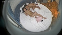 酒店情趣圆床上帝视角偷拍 顶级骚货拿个自慰棒玩了很久 被男炮友猛操满足她 截图3