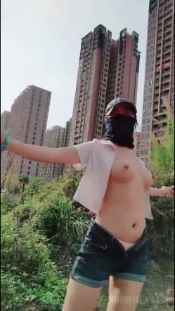 俩小少妇胆真肥,小区单元楼下大胆露出,诱惑抖奶舞,楼上的大叔看到吗 截图3