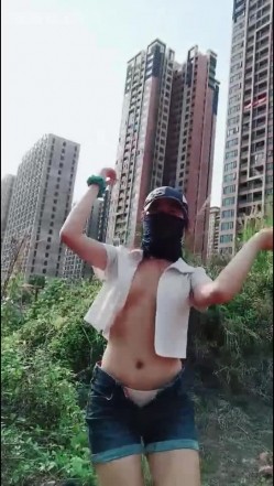 俩小少妇胆真肥,小区单元楼下大胆露出,诱惑抖奶舞,楼上的大叔看到吗 截图4