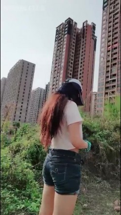 俩小少妇胆真肥,小区单元楼下大胆露出,诱惑抖奶舞,楼上的大叔看到吗 截图5