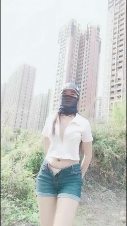 俩小少妇胆真肥,小区单元楼下大胆露出,诱惑抖奶舞,楼上的大叔看到吗 截图6