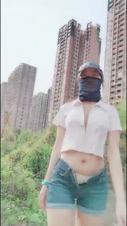 俩小少妇胆真肥,小区单元楼下大胆露出,诱惑抖奶舞,楼上的大叔看到吗 截图8