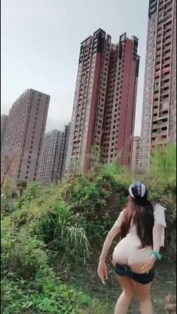 俩小少妇胆真肥,小区单元楼下大胆露出,诱惑抖奶舞,楼上的大叔看到吗 截图11