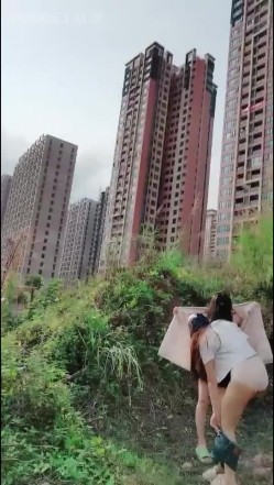 俩小少妇胆真肥,小区单元楼下大胆露出,诱惑抖奶舞,楼上的大叔看到吗 截图13