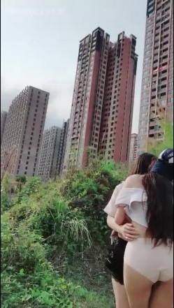 俩小少妇胆真肥,小区单元楼下大胆露出,诱惑抖奶舞,楼上的大叔看到吗 截图14